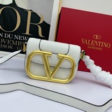 Маленькая сумка Valentino из коллекции Valentino Garavani MA.