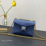 Новая модель ограниченной серии сумок Valentino, полностью украшенная бриллианта