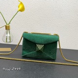 Новая модель ограниченной серии сумок Valentino, полностью украшенная бриллианта