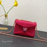 Новая модель ограниченной серии сумок Valentino, полностью украшенная бриллианта