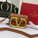 Маленькая сумка Valentino из коллекции Valentino Garavani MA.