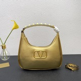 Новая сумка Valentino STUD SIGN из телячьей кожи в стиле HOBO, под мышку.