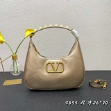 Новая сумка Valentino STUD SIGN из телячьей кожи в стиле HOBO, под мышку.