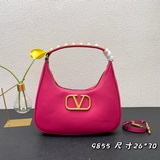 Новая сумка Valentino STUD SIGN из телячьей кожи в стиле HOBO, под мышку.