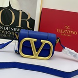 Маленькая сумка Valentino из коллекции Valentino Garavani MA.