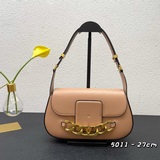 Новая модель Valentino с подиума — сумка из телячьей кожи с ручкой под мышкой. Р