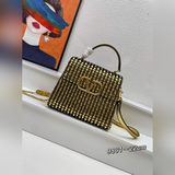 Оригинальная сумка Valentino из весенне-летней коллекции. Сумка изготовлена из н