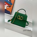 Оригинальная сумка Valentino из весенне-летней коллекции. Сумка изготовлена из н