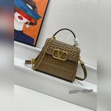 Оригинальная сумка Valentino из весенне-летней коллекции. Сумка изготовлена из н