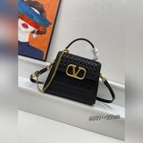 Оригинальная сумка Valentino из весенне-летней коллекции. Сумка изготовлена из н