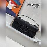 Сумка Valentino Loco с трехмерными цветочными аппликациями и фирменным логотипом