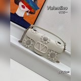 Сумка Valentino Loco с трехмерными цветочными аппликациями и фирменным логотипом