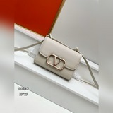 valentino* Garavani VLogoTye маленькая сумка из телячьей кожи с металлическим бл