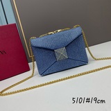 В комплекте с коробкой Valentino представляет новую модель ONE STUD, сумочку с в