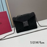 В комплекте с коробкой Valentino представляет новую модель ONE STUD, сумочку с в