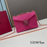 В комплекте с коробкой Valentino представляет новую модель ONE STUD, сумочку с в