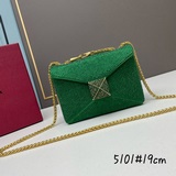 В комплекте с коробкой Valentino представляет новую модель ONE STUD, сумочку с в