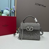 В комплекте с мини-сумочкой Valentino Garavani VSLING, полностью покрытой страза