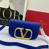 Большой размер Valentino 2023, модель из коллекции ранней весны Valentino Garava