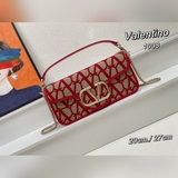 Сумка Valentino Garavani V3D из ткани с вышитыми буквами и металлическим логотип