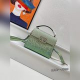 Мини-сумка Valentino Garavani VSLING, полностью покрытая кристаллами Swarovski.
