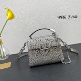 Мини-сумка Valentino Garavani VSLING, полностью покрытая кристаллами Swarovski.