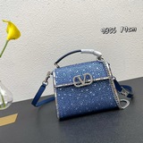 Мини-сумка Valentino Garavani VSLING, полностью покрытая кристаллами Swarovski.