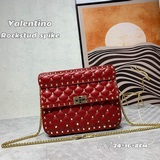 Средняя сумка Valentino Garavani Rockstud Sike с цепочкой.