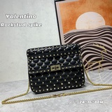 Средняя сумка Valentino Garavani Rockstud Sike с цепочкой.