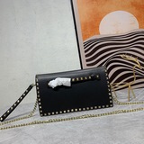 Большой размер Valentino Garavani Rockstud изготовлен из импортной кожи.