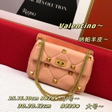 Популярная модель Valentino Garavani Roman Stud из кожи овцы наппа с цепочкой.