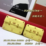 Популярная модель Valentino Garavani Roman Stud из кожи овцы наппа с цепочкой.