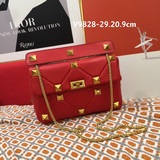 Популярная модель Valentino Garavani Roman Stud из кожи овцы наппа с цепочкой.