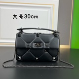 Популярная модель Valentino Garavani Roman Stud из кожи овцы наппа с цепочкой.
