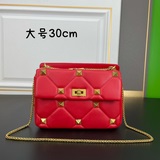 Популярная модель Valentino Garavani Roman Stud из кожи овцы наппа с цепочкой.