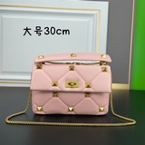 Популярная модель Valentino Garavani Roman Stud из кожи овцы наппа с цепочкой.