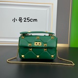 Популярная модель Valentino Garavani Roman Stud из кожи овцы наппа с цепочкой.