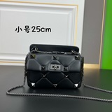 Популярная модель Valentino Garavani Roman Stud из кожи овцы наппа с цепочкой.