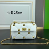 Популярная модель Valentino Garavani Roman Stud из кожи овцы наппа с цепочкой.