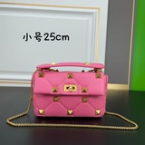 Популярная модель Valentino Garavani Roman Stud из кожи овцы наппа с цепочкой.