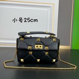 Популярная модель Valentino Garavani Roman Stud из кожи овцы наппа с цепочкой.