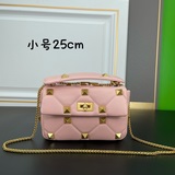 Популярная модель Valentino Garavani Roman Stud из кожи овцы наппа с цепочкой.