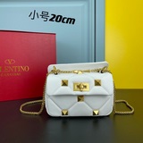 Маленький  Популярный Valentino Garavani Roman Stud маленький.