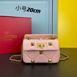 Маленький  Популярный Valentino Garavani Roman Stud маленький.