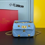 Маленький  Популярный Valentino Garavani Roman Stud маленький.