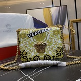 Сумка Versace в форме органа появилась на рынке и стала новым трендом. В новую э