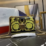 Сумка Versace в форме органа появилась на рынке и стала новым трендом. В новую э