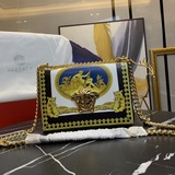 Сумка Versace в форме органа появилась на рынке и стала новым трендом. В новую э