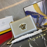 Versace вышел на сцену с большим успехом, создав новую тенденцию. В новую эпоху 