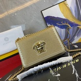Versace вышел на сцену с большим успехом, создав новую тенденцию. В новую эпоху 